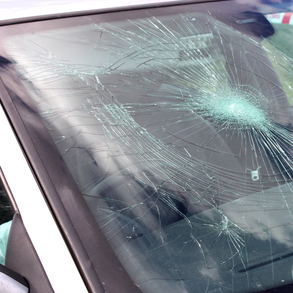 what auto glass replacement technician to contact and how much does it cost to fix windshield  in Colorado